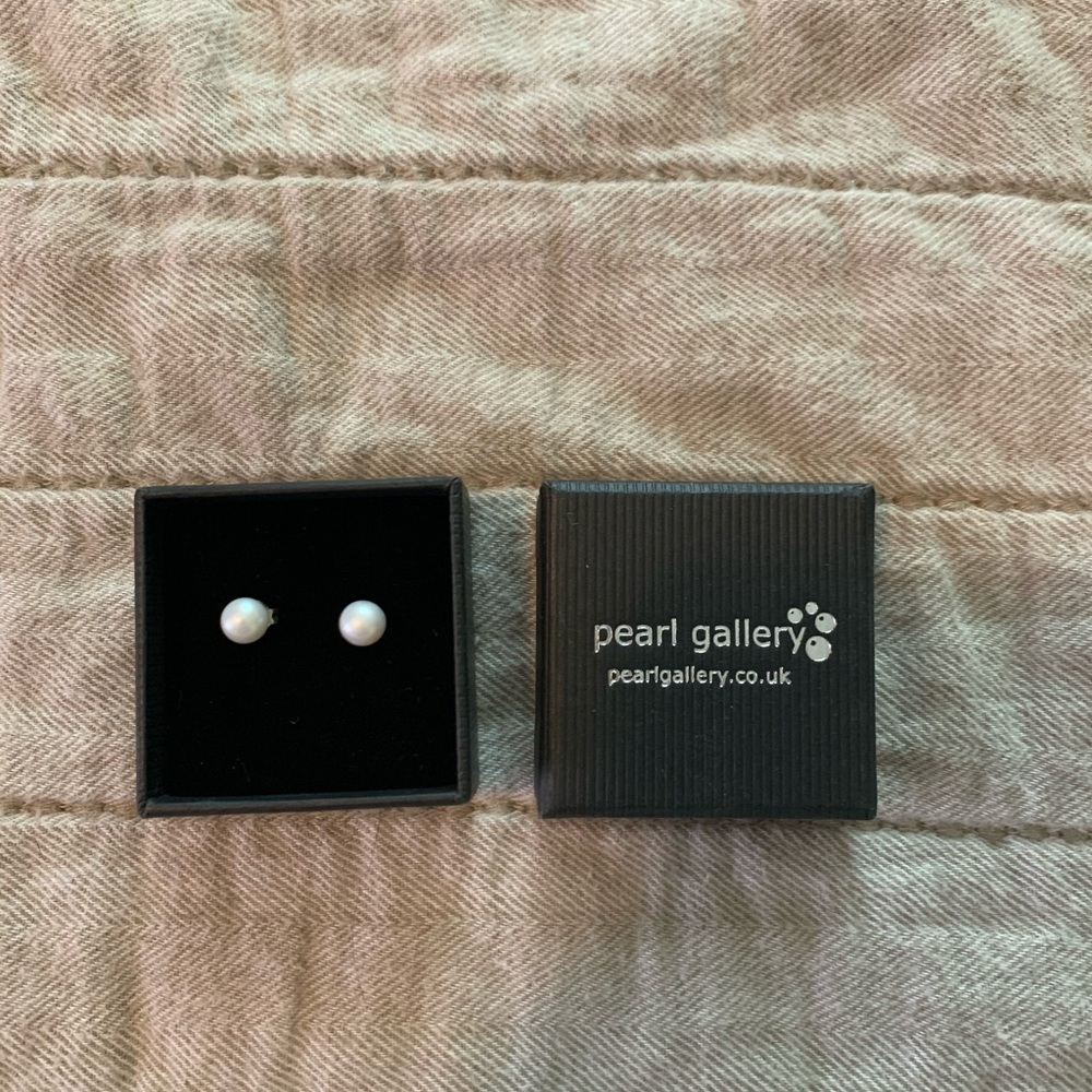 Fresh water pearls with 9 carat white gold